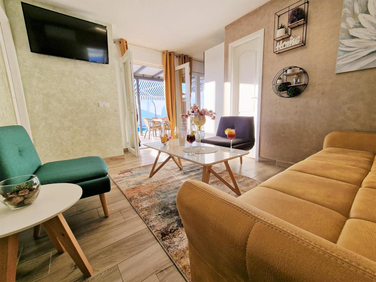 Holiday House Boost With Heated Pool Klis Экстерьер фото