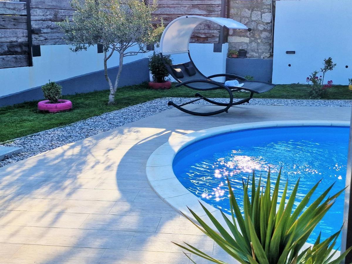 Holiday House Boost With Heated Pool Klis Экстерьер фото